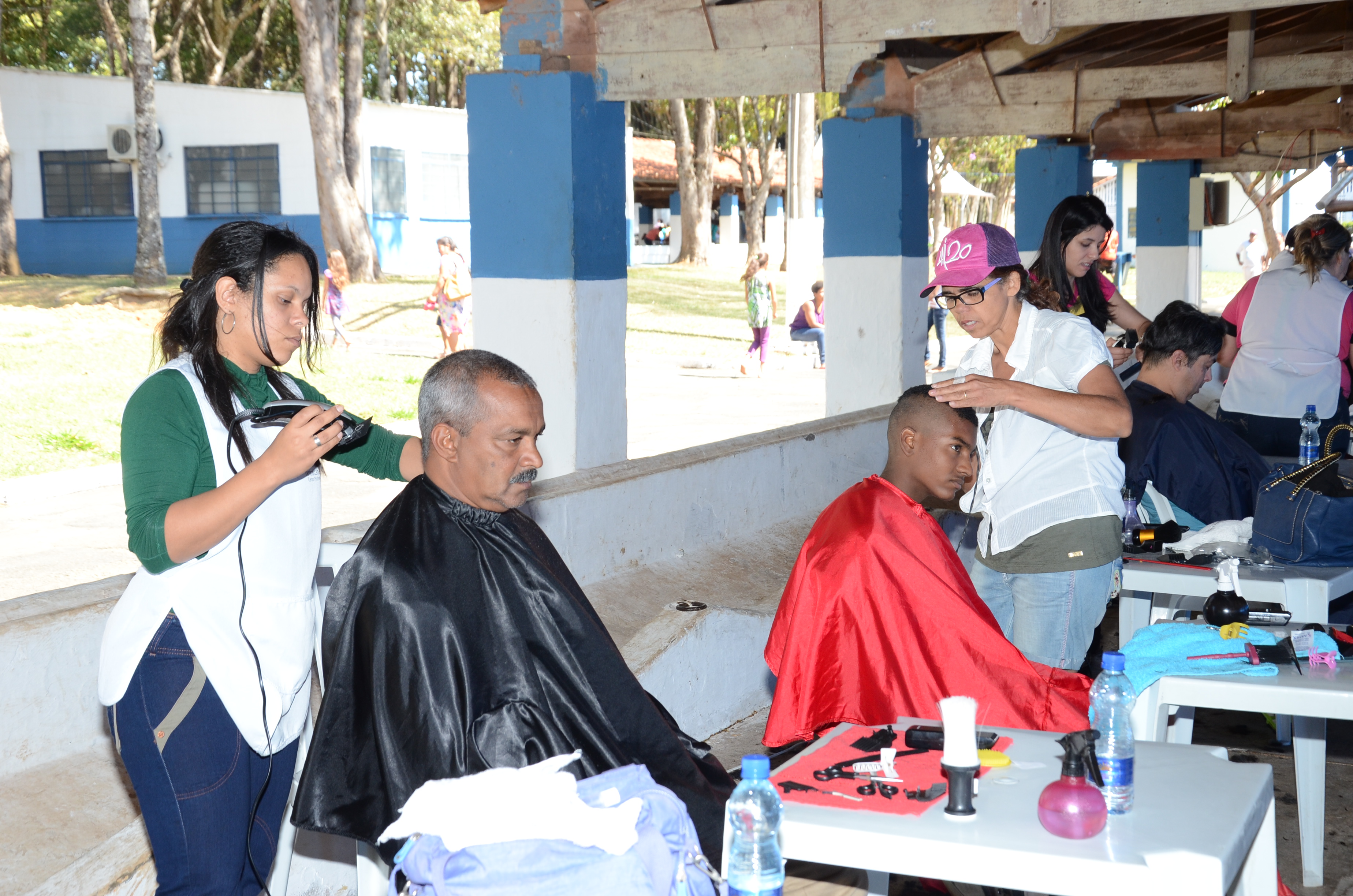 Serviços gratuitos de diferentes natureza, como cortes de cabelo também são oferecidos no Viva o Parque (Foto: Prefeitura de Franca)